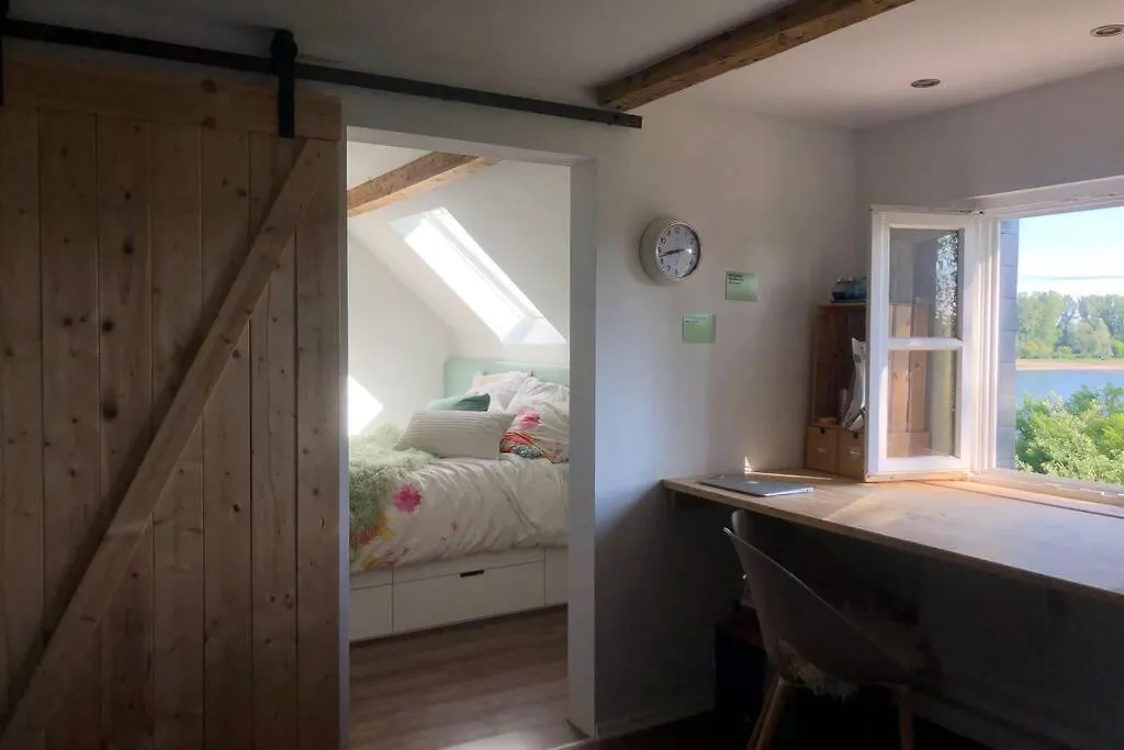 Idyllische Ferienwohnung Mit Rheinblick Cologne
